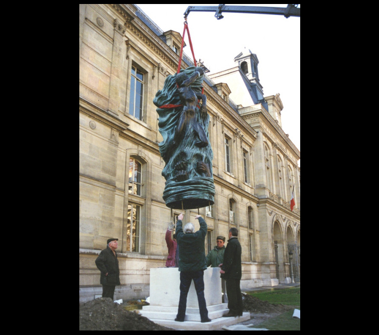 Le monument en bronze est mis en place à Paris