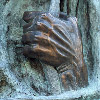 Monument National aux Évadés de Guerre - Sculpture en Bronze - Paris - Jardin de la Mairie du 16ème Arr.